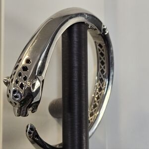 Steel By Design Green-eyed Panther Oval Hinged Bangle